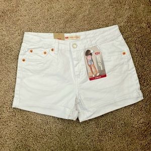 Brand new with tags. Levi’s girlfriend shorty shorts